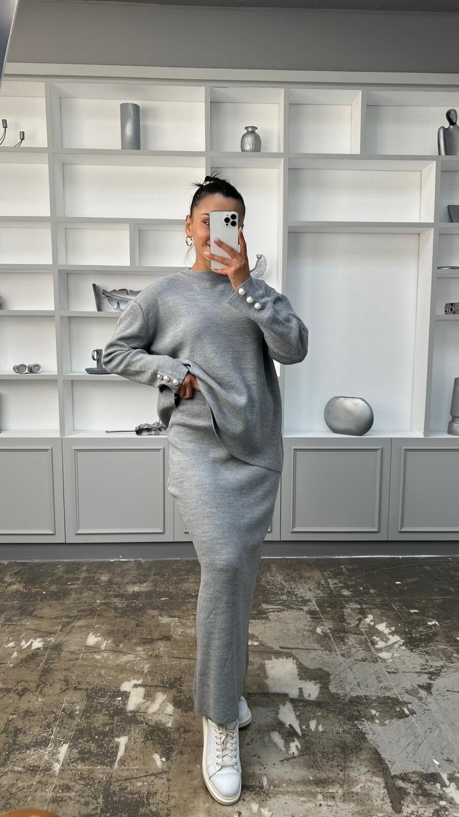 GRİ KOLLARI İNCİ DETAY ETEKLİ TAKIM