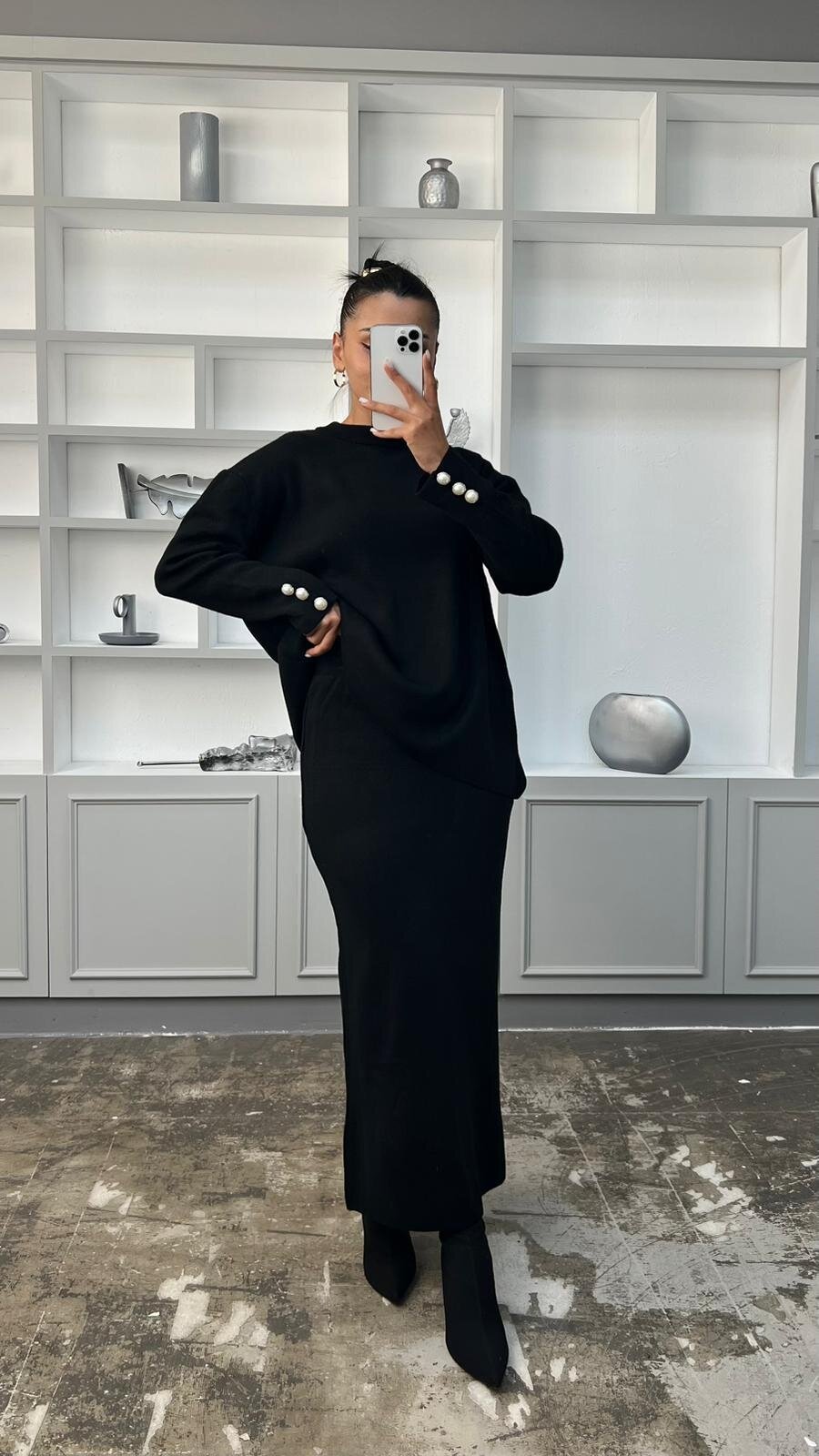 SİYAH KOLLARI İNCİ DETAYLI ETEKLİ TAKIM