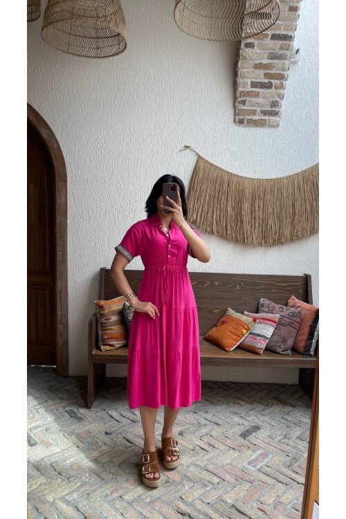 3080-PEMBE KOL MANŞETLERİ ŞERİTLİ ELBİSE