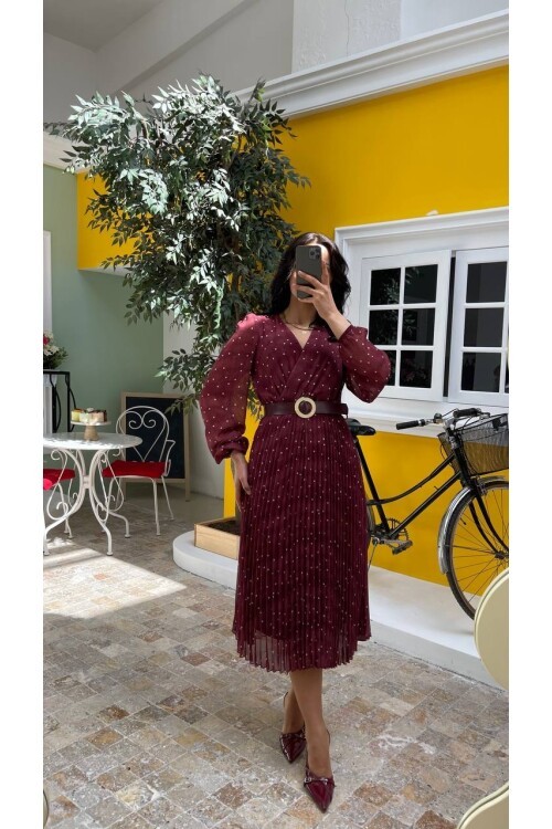 3286-BORDO KEMERLİ PUANTİYE DESEN ELBİSE