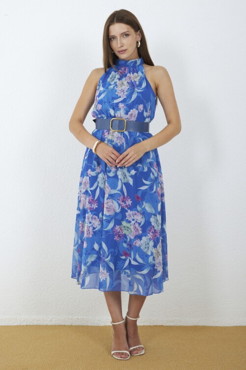 3432-Çiçek Desenli Kemerli Halter Yaka Midi Elbise