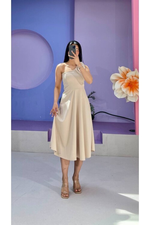 3443-BEJ TEK OMUZ FİYONK DETAY ELBİSE