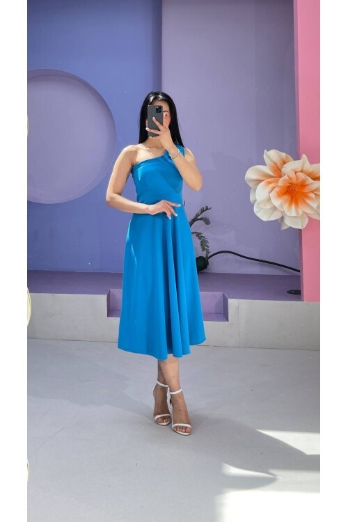3443-MAVİ TEK OMUZ FİYONK DETAY ELBİSE