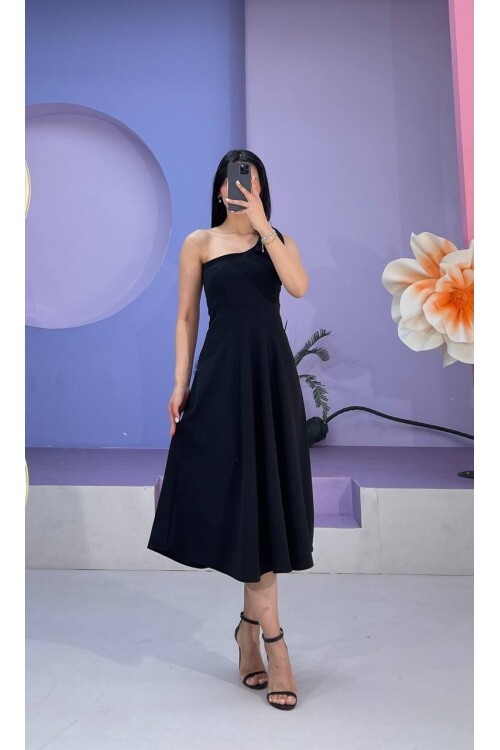 3443-SİYAH TEK OMUZ FİYONK DETAY ELBİSE