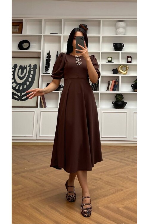 3578-KAHVERENGİ TAŞ FİYONKLU ELBİSE