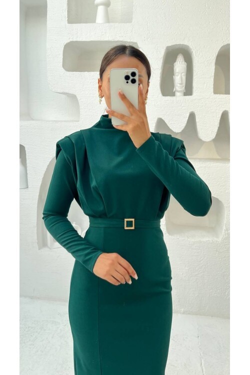 3587-ZÜMRÜT  BALIKÇI YAKA OMUZLARI PİLELİ KENDİNDEN TOKA KEMERLİ ELBİSE