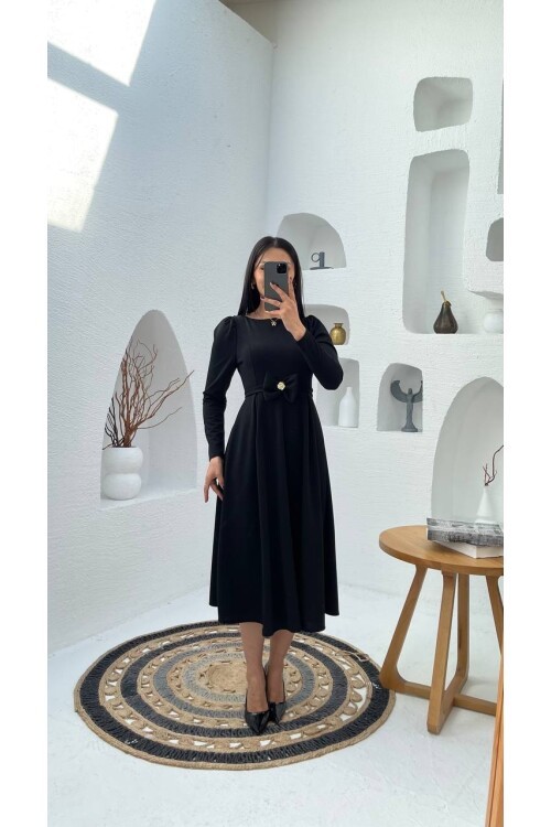 3629 SİYAH ARKASI FEMURATLI GÜL TOKALI ELBİSE
