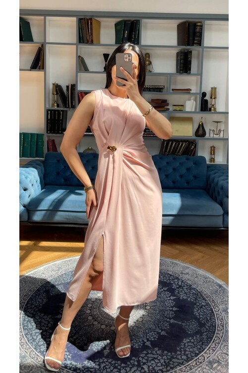 3718-PUDRA ASİMETRİK BROŞLU ELBİSE