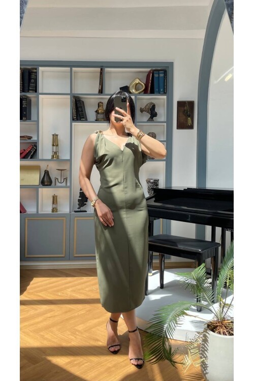 3746-HAKİ OMUZLARI TOKA DETAY ELBİSE