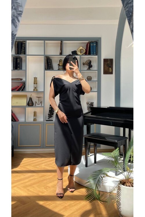 3746-SİYAH OMUZLARI TOKA DETAY ELBİSE