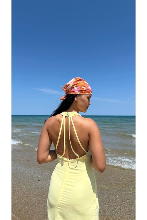 3803-SARI DERİN GÖĞÜS DEKOLTELİ TOKALI ELBİSE