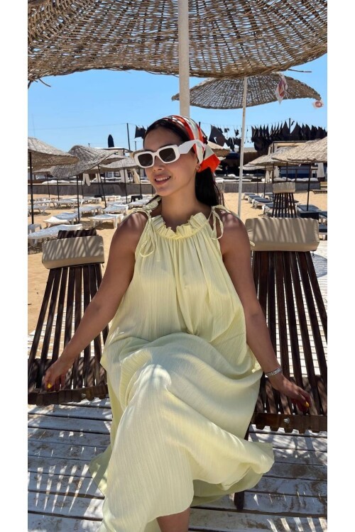 3807-SARI HALTER YAKA KRİNKIL KUMAŞ ELBİSE