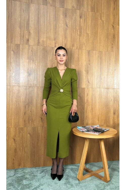 3830-OLİV GÖĞÜS ALTI DRAPELİ BROŞLU ELBİSE