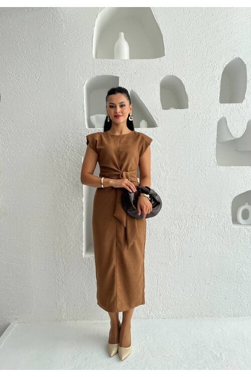 3842-TABA SÜET KUMAŞ KENDİNDEN KUŞAKLI ELBİSE