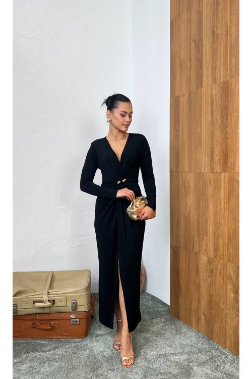 3849-SİYAH SANDY KUMAŞ ÖNÜ BÜZGÜLÜ BROŞ DETAYLI ELBİSE