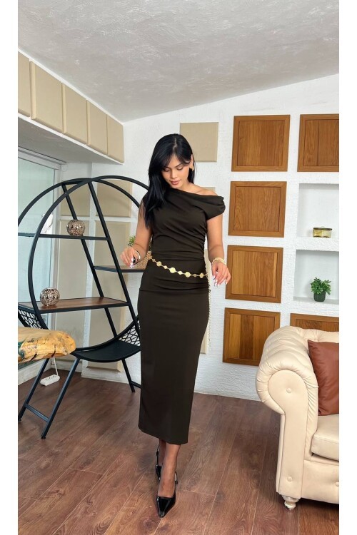 3851-KAHVERENGİ TEK OMUZ ZİNCİR KEMERLİ ELBİSE