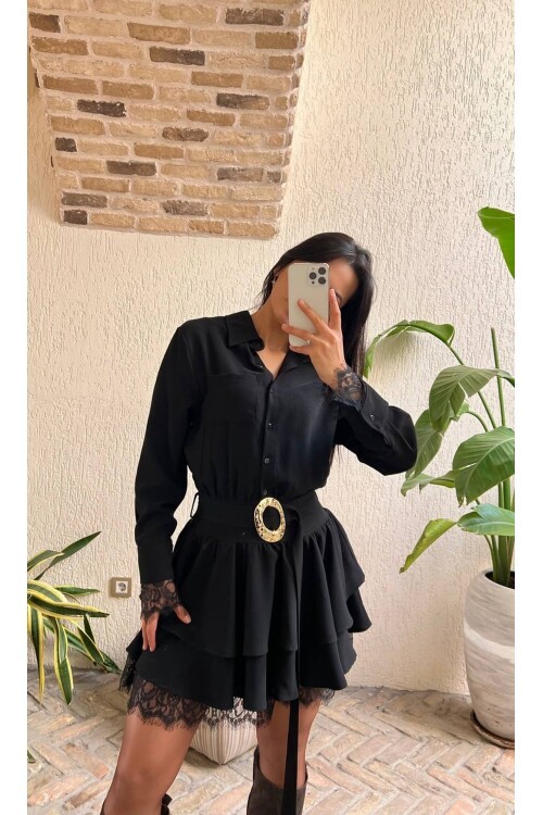 3858-SİYAH KAT KAT DANTEL DETAYLI TOKA KEMERLİ ELBİSE