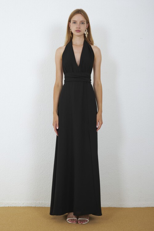 4133-Siyah Halter Yaka Drapeli Yırtmaçlı Maxi Elbise