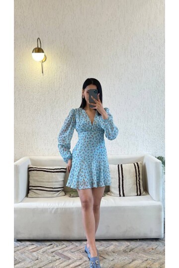 3015-MAVİ ŞİFON ÖNÜ BÜZGÜLÜ KISA ELBİSE