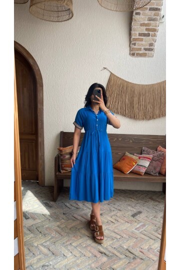 3080-MAVİ KOL MANŞETLERİ ŞERİTLİ ELBİSE