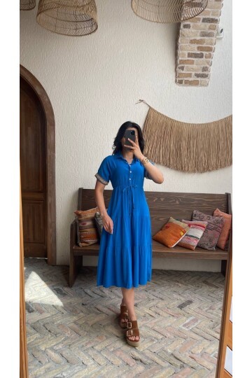 3080-MAVİ KOL MANŞETLERİ ŞERİTLİ ELBİSE