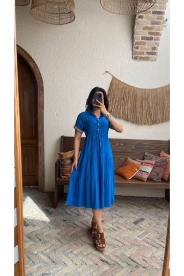 3080-MAVİ KOL MANŞETLERİ ŞERİTLİ ELBİSE