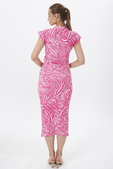 3372-Pembe Zebra Desenli Dik Yaka Kemerli Yırtmaçlı Midi Elbise
