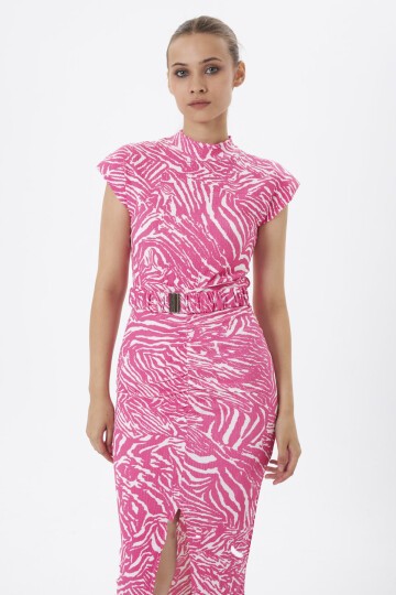 3372-Pembe Zebra Desenli Dik Yaka Kemerli Yırtmaçlı Midi Elbise