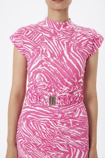 3372-Pembe Zebra Desenli Dik Yaka Kemerli Yırtmaçlı Midi Elbise