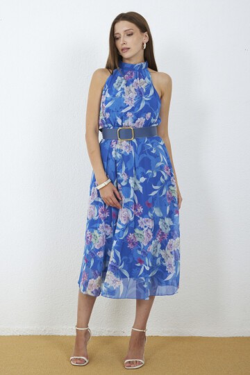 3432-Çiçek Desenli Kemerli Halter Yaka Midi Elbise