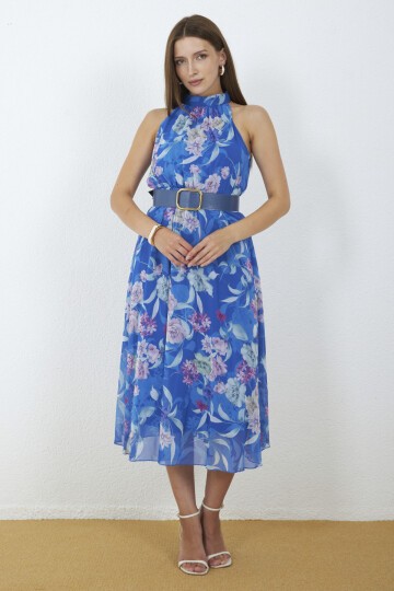3432-Çiçek Desenli Kemerli Halter Yaka Midi Elbise