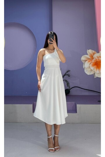 3443-BEYAZ TEK OMUZ FİYONK DETAY ELBİSE