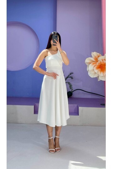 3443-BEYAZ TEK OMUZ FİYONK DETAY ELBİSE