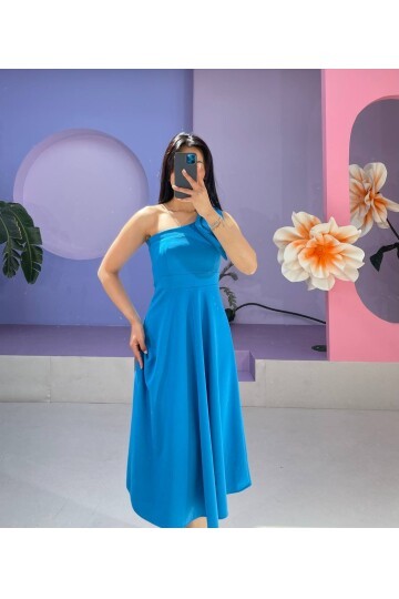 3443-MAVİ TEK OMUZ FİYONK DETAY ELBİSE