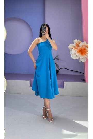 3443-MAVİ TEK OMUZ FİYONK DETAY ELBİSE