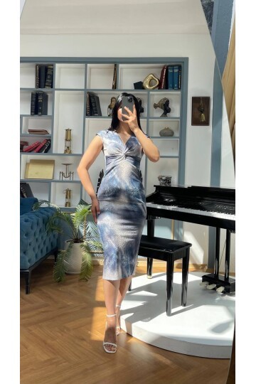 3510-MAVİ KARMAŞIK DESEN ÖNÜ DÜĞÜMLÜ ELBİSE