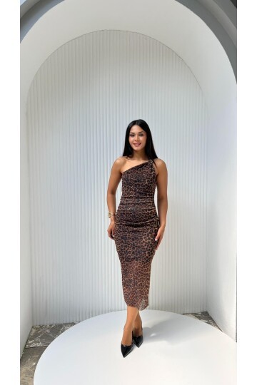 3515-LEOPAR TEK OMUZ BROŞ DETAYLI ELBİSE