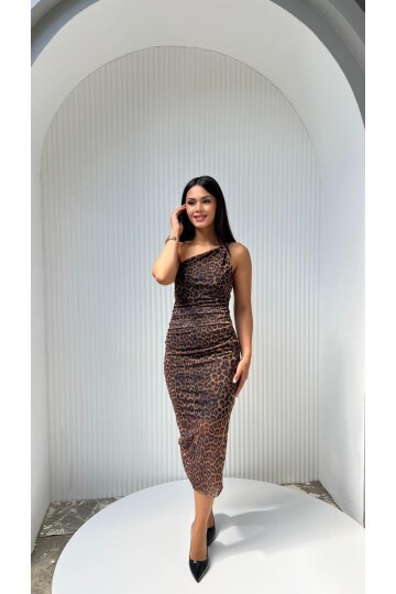 3515-LEOPAR TEK OMUZ BROŞ DETAYLI ELBİSE