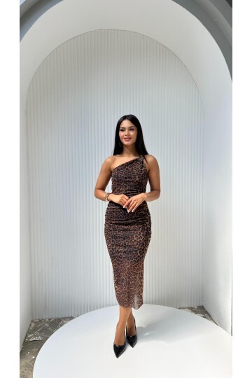 3515-LEOPAR TEK OMUZ BROŞ DETAYLI ELBİSE
