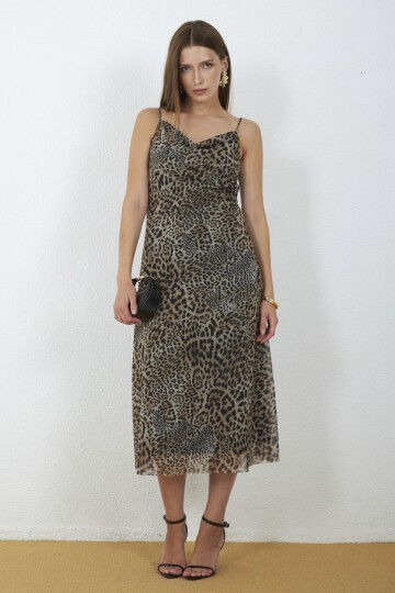 3541-Leopar Desenli Degaje Yaka Askılı Midi Elbise