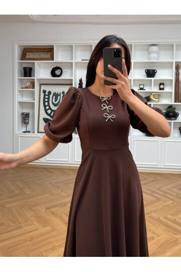 3578-KAHVERENGİ TAŞ FİYONKLU ELBİSE