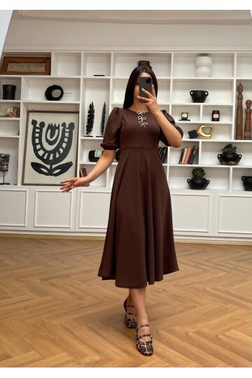 3578-KAHVERENGİ TAŞ FİYONKLU ELBİSE