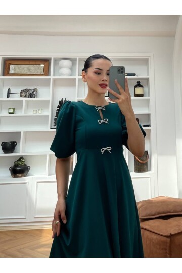 3578-ZÜMRÜT TAŞ FİYONKLU ELBİSE