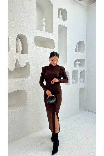 3587-KAHVERENGİ BALIKÇI YAKA OMUZLARI PİLELİ KENDİNDEN TOKA KEMERLİ ELBİSE