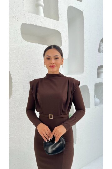 3587-KAHVERENGİ BALIKÇI YAKA OMUZLARI PİLELİ KENDİNDEN TOKA KEMERLİ ELBİSE