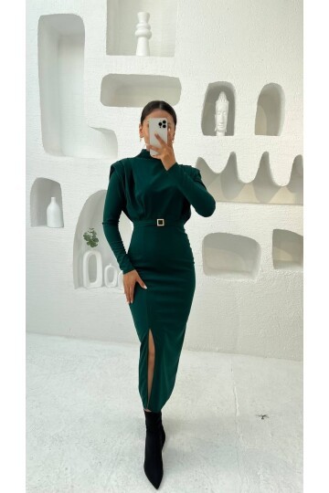 3587-ZÜMRÜT  BALIKÇI YAKA OMUZLARI PİLELİ KENDİNDEN TOKA KEMERLİ ELBİSE