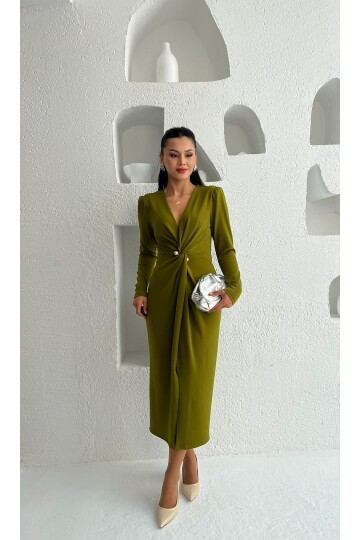3588-OLİV  İNCİ BROŞ DETAY BÜZGÜLÜ ELBİSE