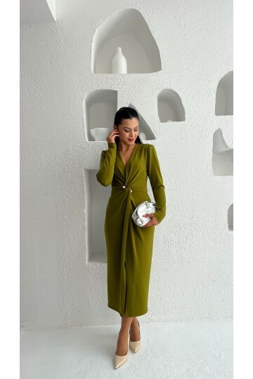 3588-OLİV  İNCİ BROŞ DETAY BÜZGÜLÜ ELBİSE
