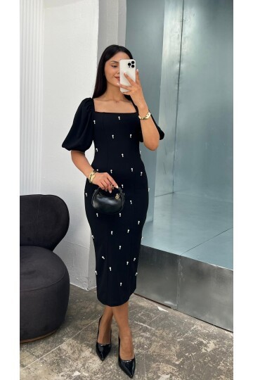 3622-SİYAH TAŞ DETAY KARE YAKA ELBİSE