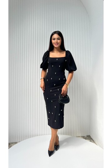 3622-SİYAH TAŞ DETAY KARE YAKA ELBİSE